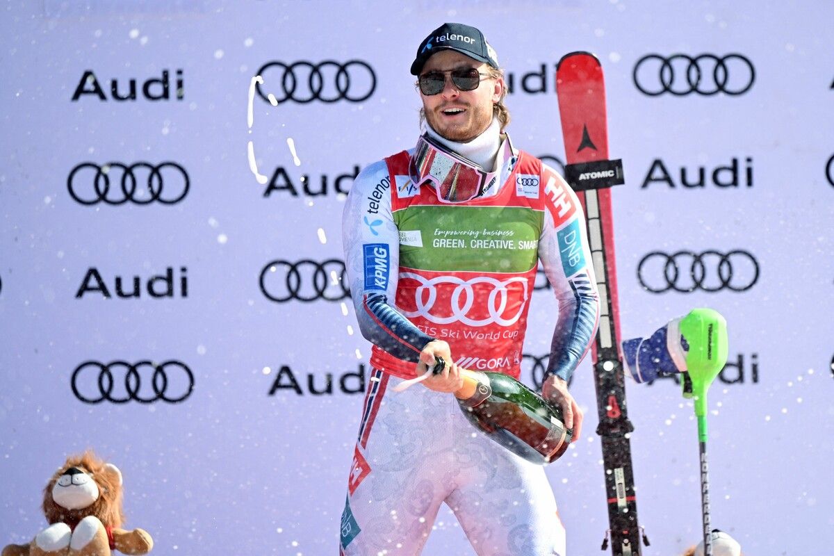 Atle Lie McGrath ließ nach seinem Sieg im Slalom von Kranjska Gora die Korken knallen. ⇒apa