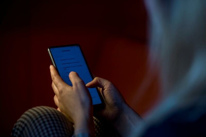 Auch die Ex-Freundin des Betrügers war an seinen kriminellen Machenschaften mit Mobiltelefonen beteiligt. ⇒symbol/VN/paulitsch