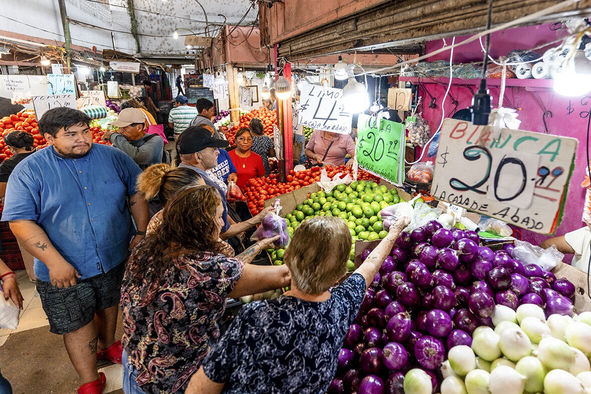Auf dem großen Markt herrscht schon vormittags geschäftiges Treiben.⇒