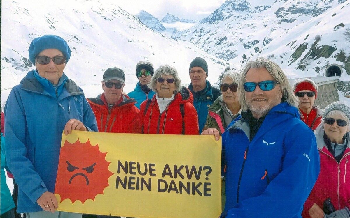 Auf der Bielerhöhe: Umweltaktivistin Hildegard Breiner (l.) und Manfred Sutter (re.) setzen mit einer Wandergruppe ein Zeichen gegen neue Atomkraftwerke.