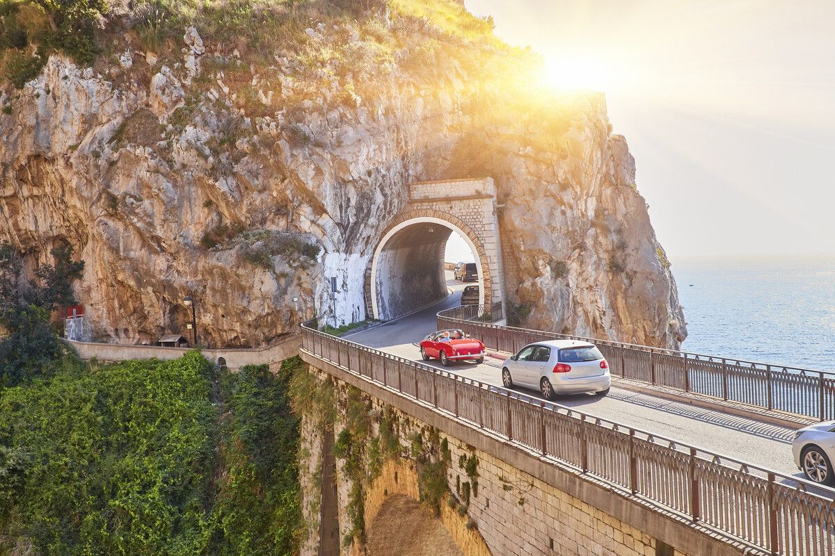 Auf der engen, kurvigen Straße entlang der Amalfiküste kann es manchmal ganz schön voll werden, aber die Blicke sind spektakulär.