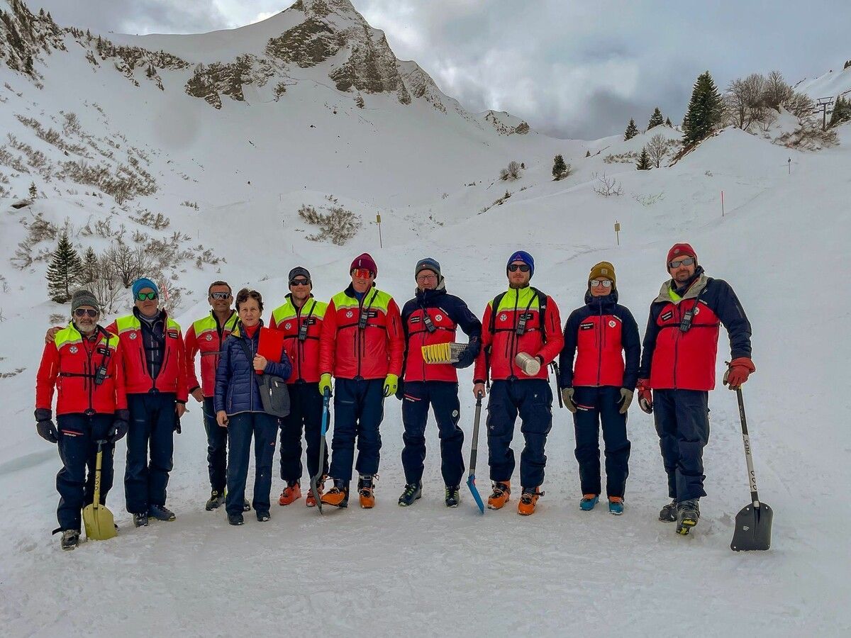 Ausbildungsleiter Bertram Klehenz (3. v. l.) und Prüferin Christine Hintergger zeigten sich sehr zufrieden mit der Leistung der HundeführerInnen. ⇒Alexander Stoiser (3)