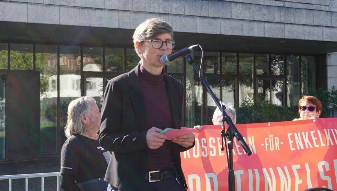Babette Hebenstreit engagiert sich seit Jahren für den Klimaschutz, so wie hier beim Klimaaktionstag vor dem Landtag. ⇒Sophia Hagleitner/Fridays for Future