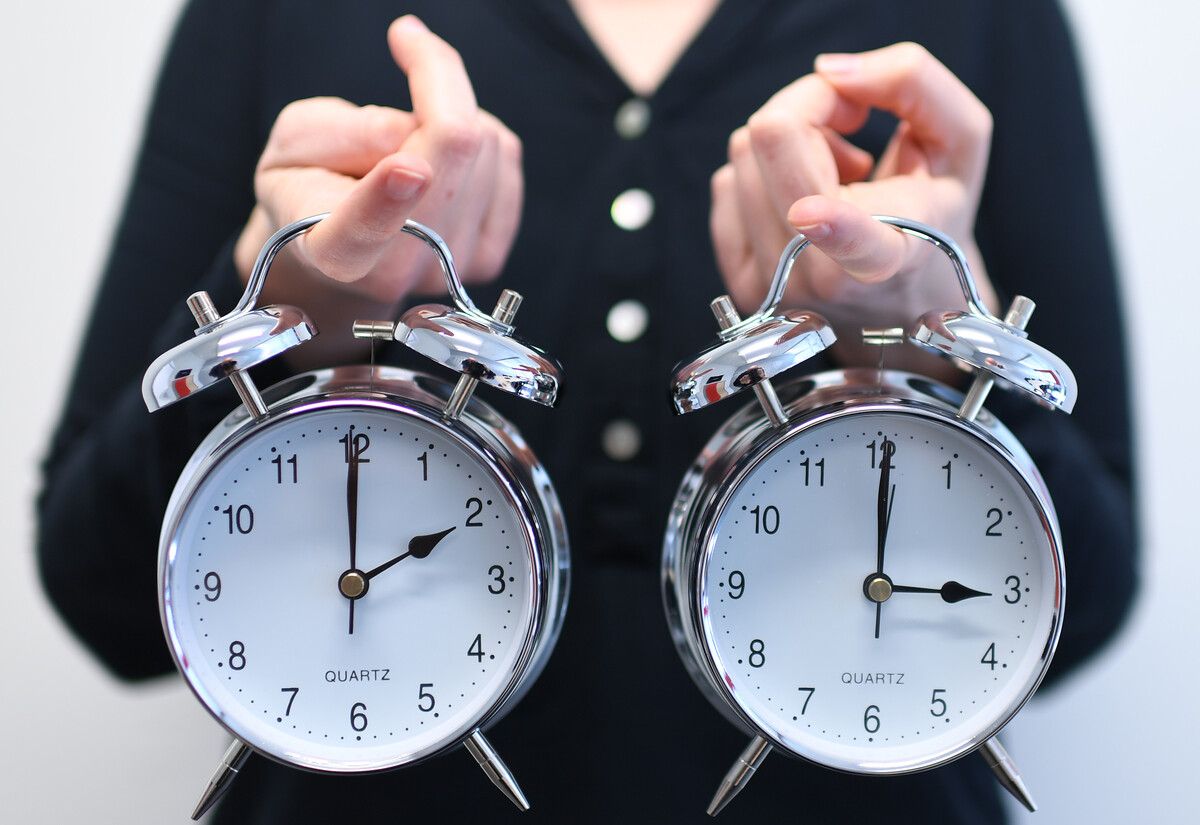 Bald ist es wieder so weit: In der Nacht auf den 29. März werden die Uhren umgestellt. Eine EU-Studie soll nun die Sinnhaftigkeit prüfen. ⇒AFP
