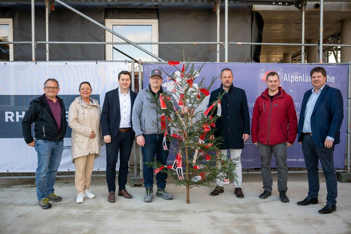 Bauherren mit Vertretern aus Politik und Wirtschaft bei der Firstfeier des nächsten Gebäudes beim „Projekt Rheindorf“. ⇒⇒Julienne Speckle (3)