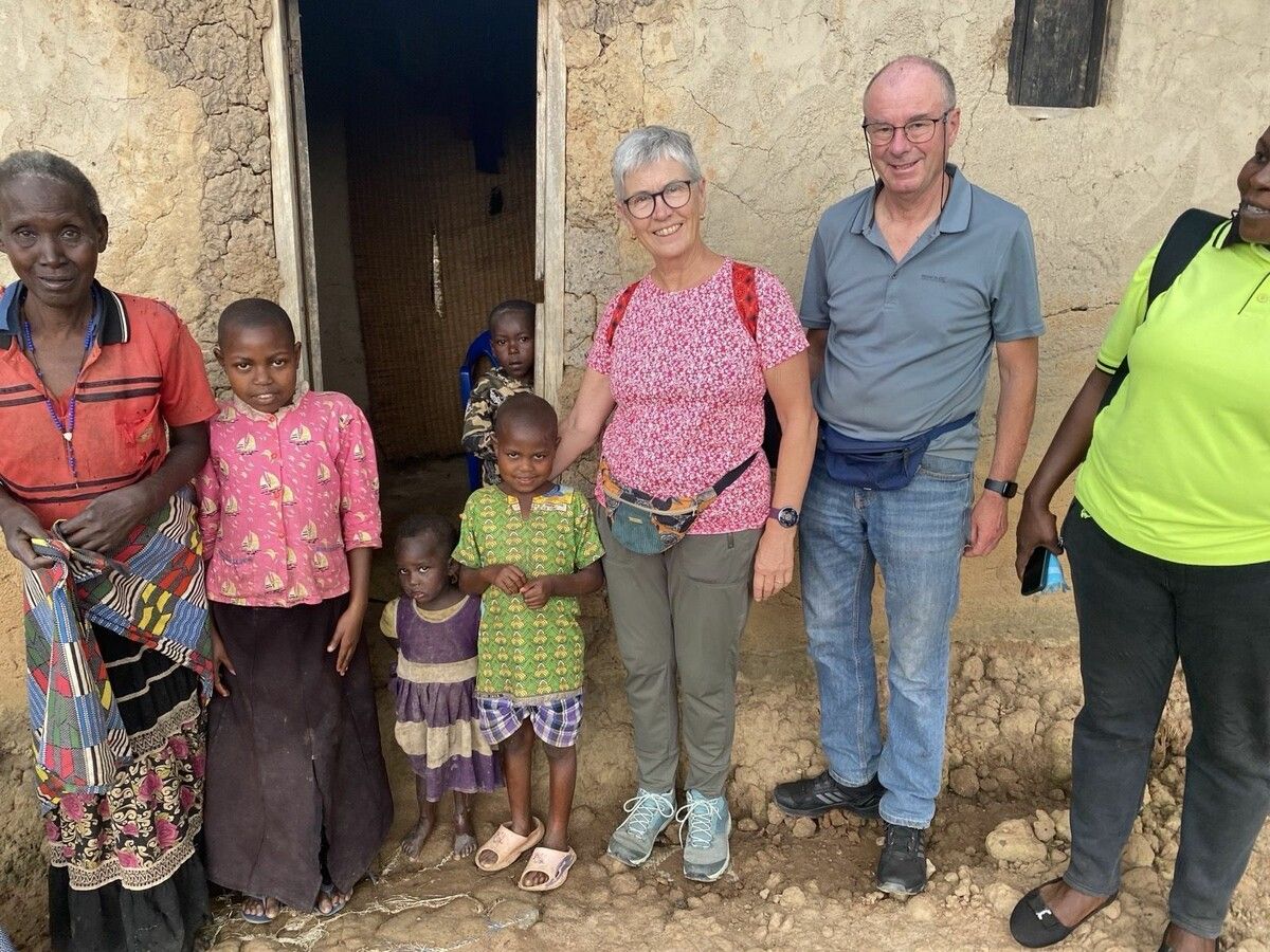 Beate und Werner Ströhle lernen ihr Patenkind Moses kennen.
