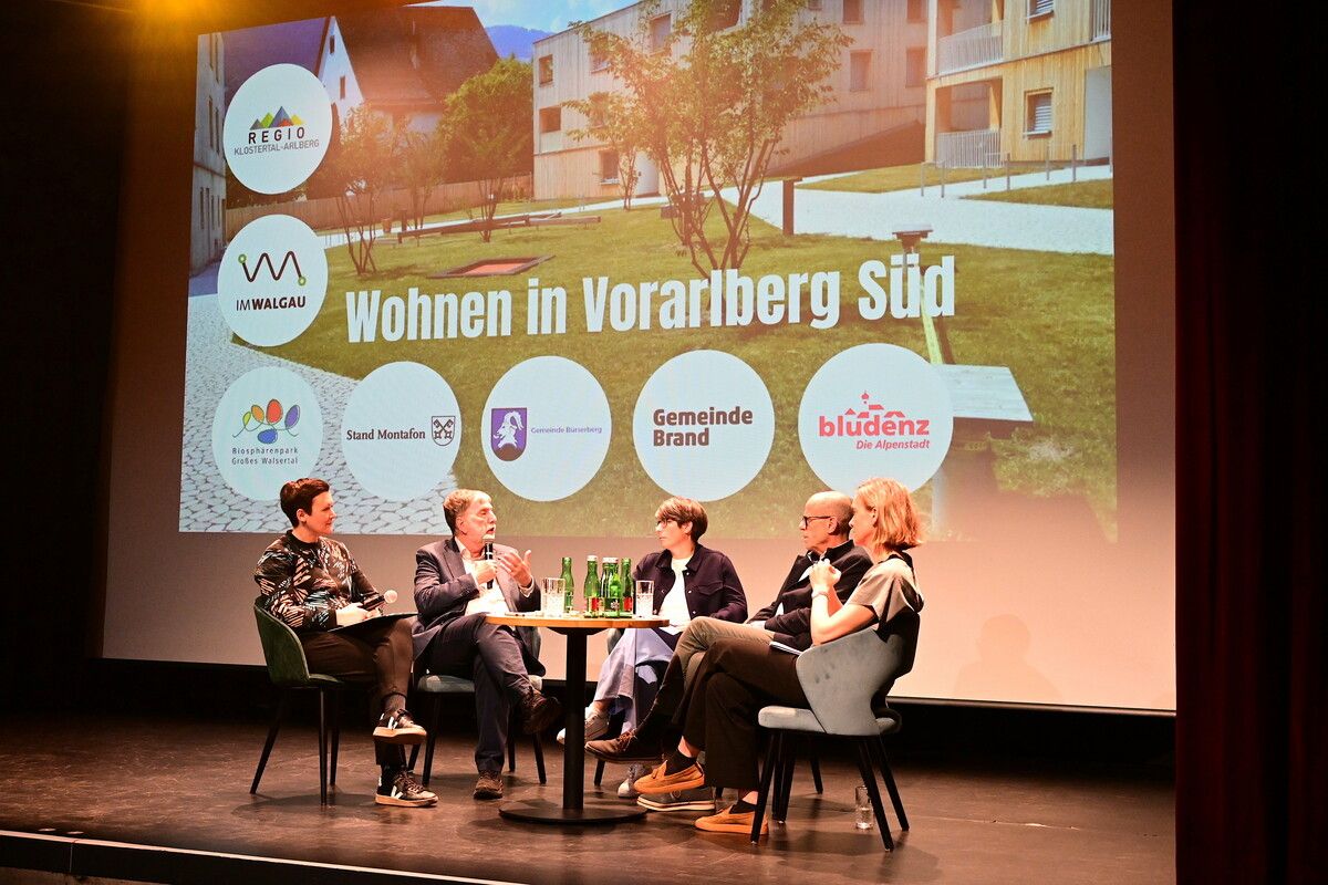 Bei der Podiumsdiskussion im Rahmen von „Wohnen im Alter“ wurden die Argumente ausgetauscht und dem Publikum vorgebracht.⇒V:Süd
