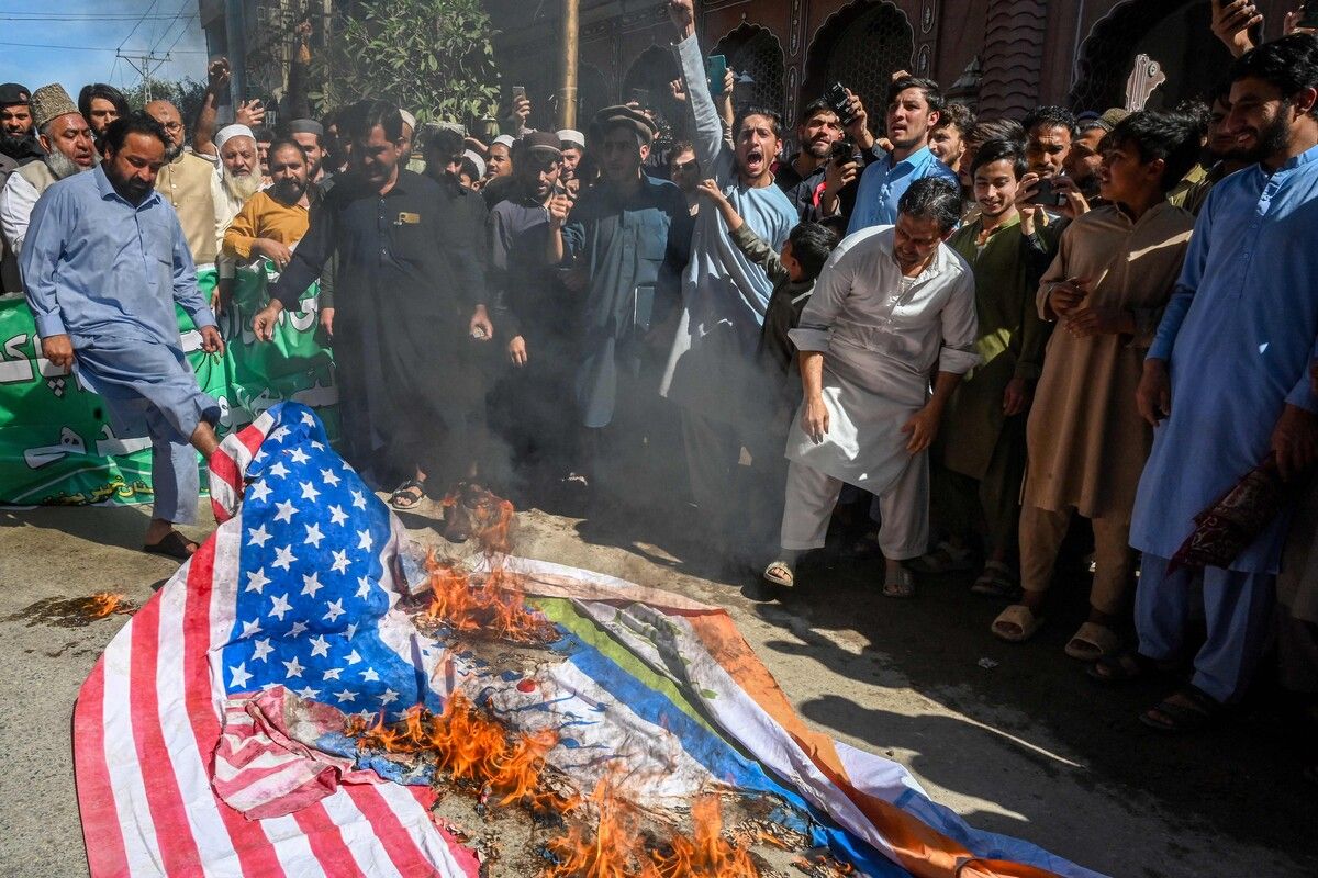Bei einer Kundgebung zum Al-Quds-Tag in Peshawar verbrennen Demonstranten die Nationalflaggen der USA und Israels und setzen damit ein politisches Protestzeichen.⇒afp