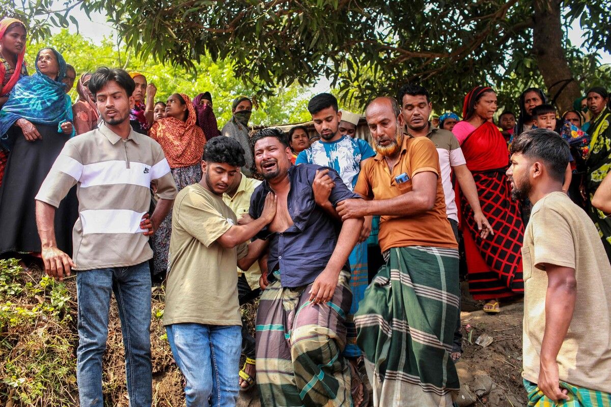 Beim Auffahren auf eine Fähre stürzte ein Bus in den Fluss Padma – 26 Todesopfer. ⇒afp