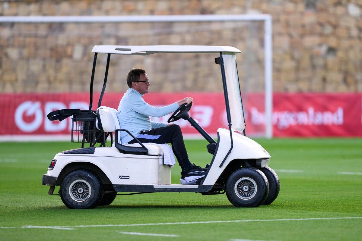 Beim Trainingslager des ÖFB-Teams nutzt Teamchef Ralf Rangnick ein Golf-Cart. Eine Vertragsverlängerung hat der Deutsche aber noch abgelehnt.⇒gepa