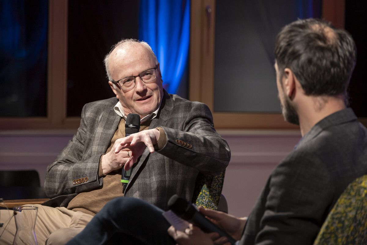 Beim VN-Kommentatorenabend präsentierte Haller auch sein neuestes Werk zum Thema toxisches Schweigen.⇒VN/Paulitsch