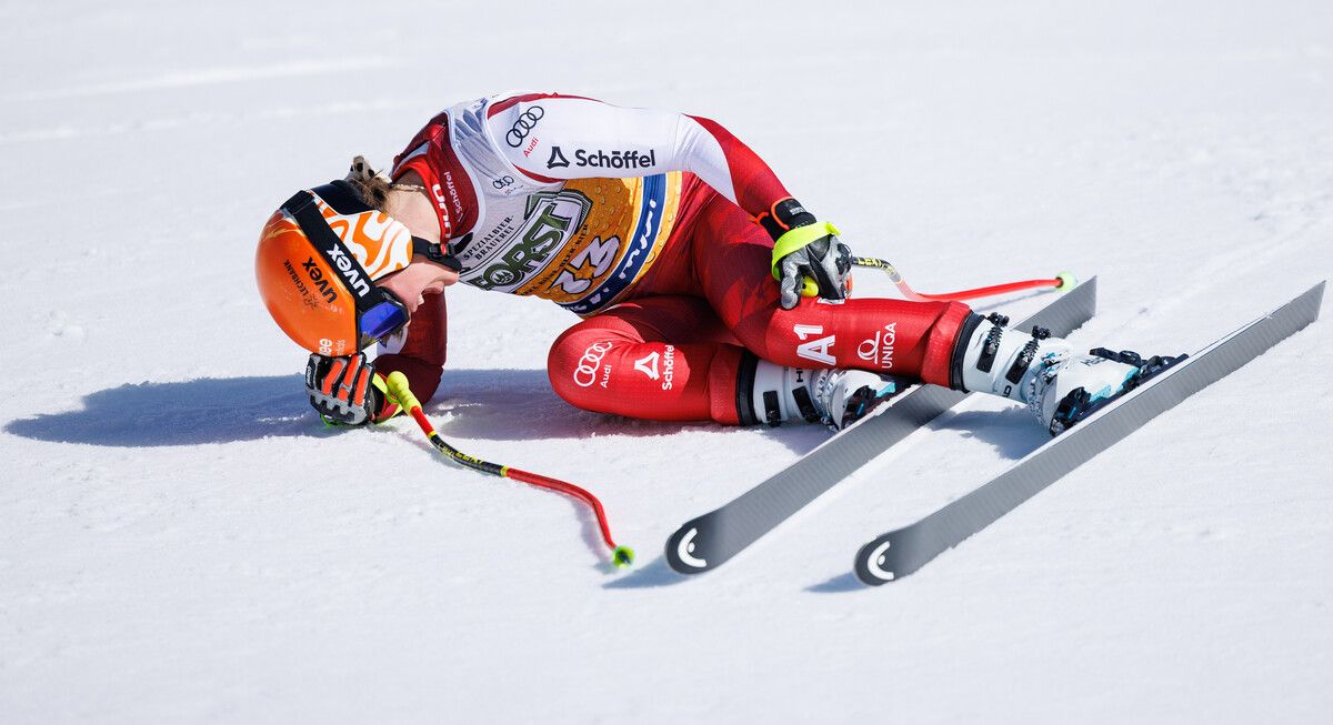 Beim Zielsprung der Weltcup-Abfahrt in Val di Fassa zog sich Leonie Zegg einen Kreuzband- und Innenmeniskusriss im linken Knie zu.⇒GEPA