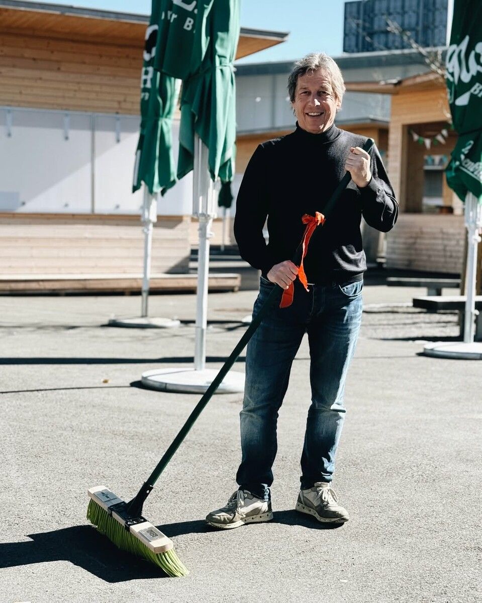 Bekam zur Pension einen Besen von der Austria überreicht.⇒verein