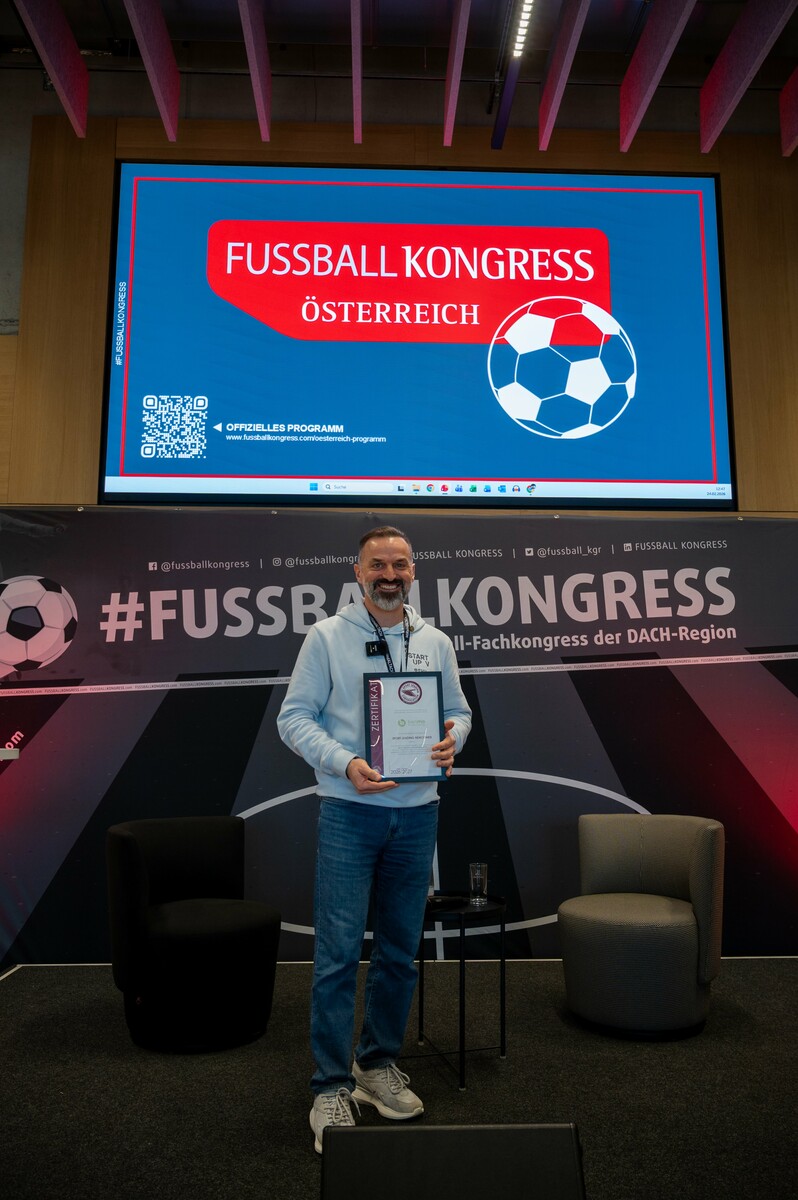 benmo-Gründer Karim Allouche mit dem Sportgütesiegel. ⇒benmo