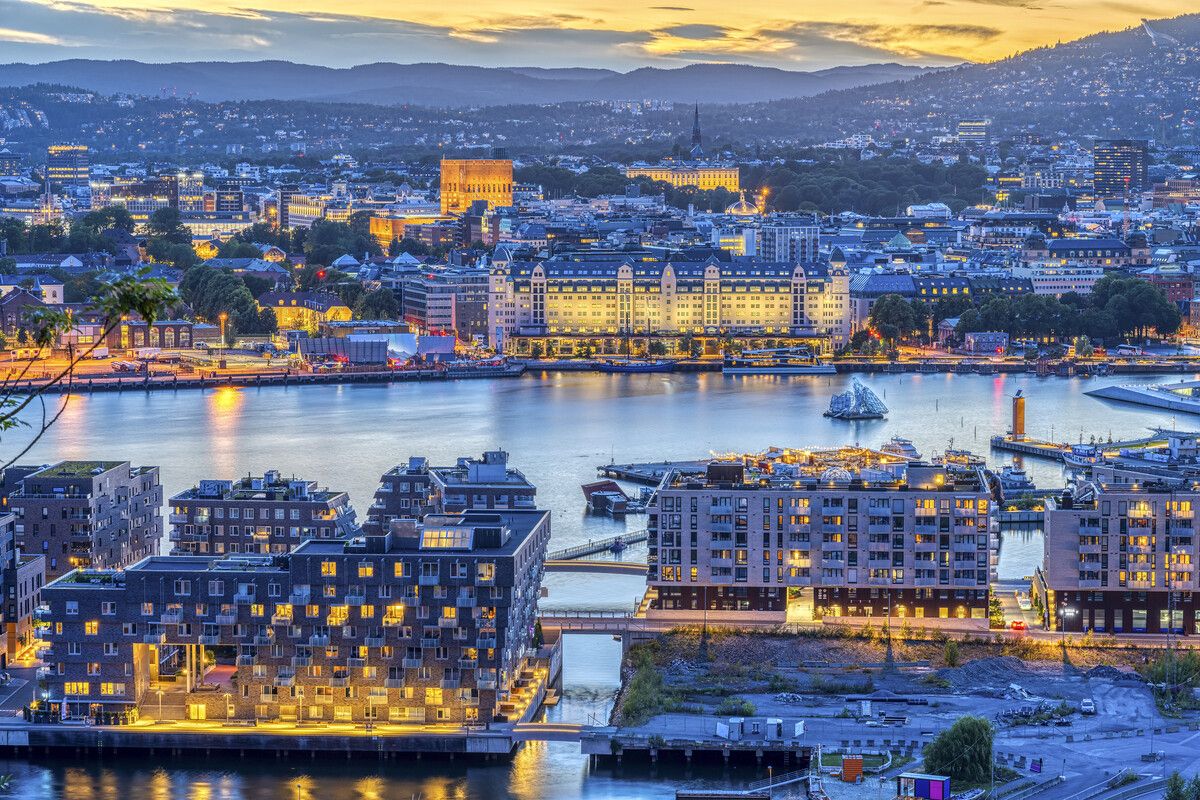 Besonders in der blauen Stunde ist der Blick auf die modernen Gebäude am Wasser ein Highlight. Shutterstock (alle)