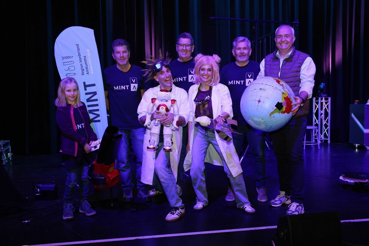 Besucherin Luisa Wüst, Norbert Preg, Helmut Jenny und Thomas Wieser von MINT, Bgm. Manfred Böhmwalder sowie „Professor“ und „Professora“.