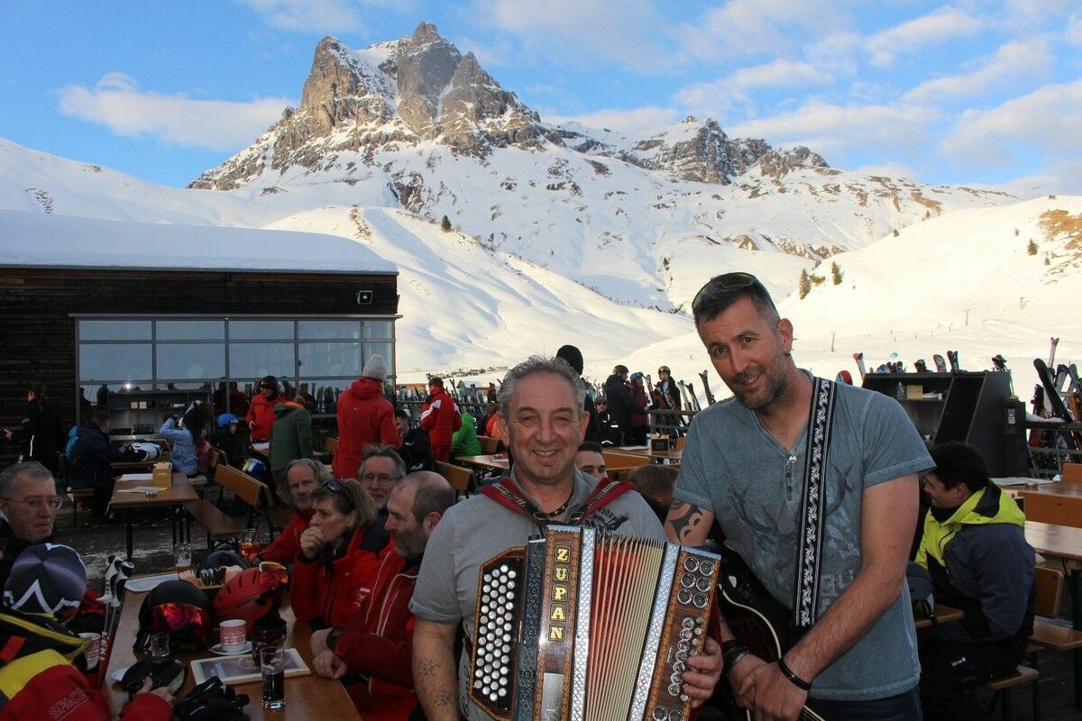 Bis Anfang April sorgen die Alpengrageeler Andi und Gerd am Samstag, 15 bis 18 Uhr, für Unterhaltung beim Après-Ski beim S 1 bei der Talstation der Saloberbahn. ⇒stp