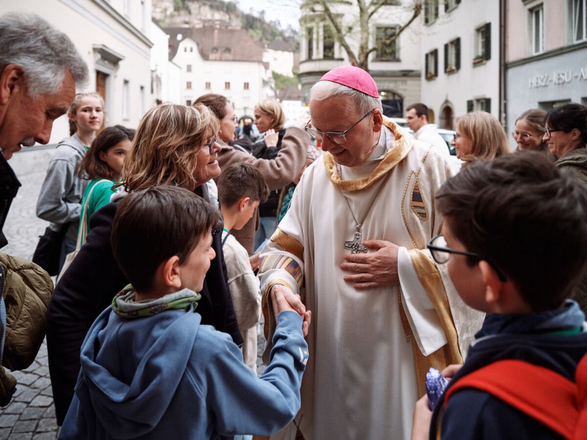 Bischof Benno Elbs begegnet Kindern und Jugendlichen auf Augenhöhe. ⇒KKV