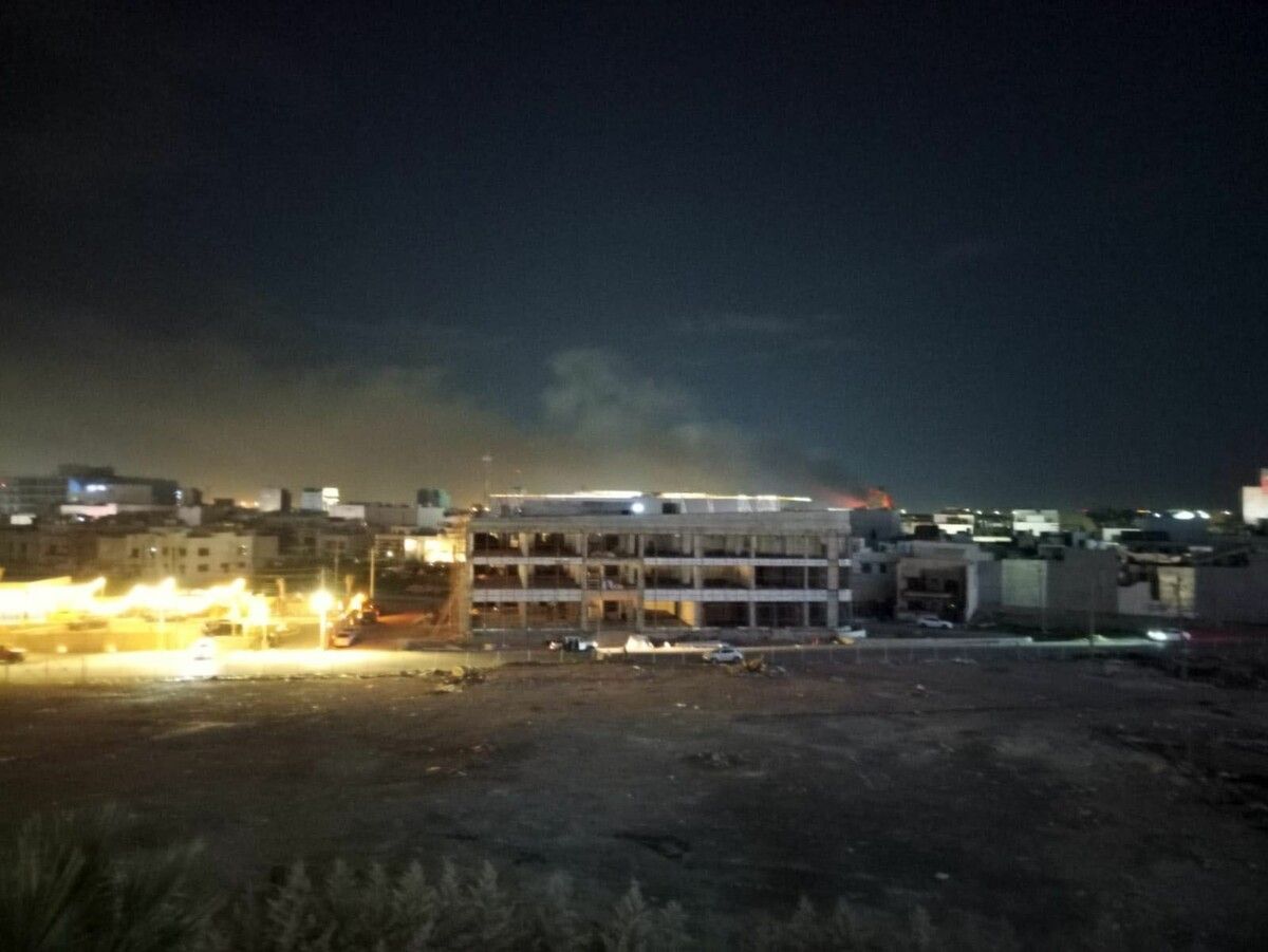Blick von Schmidingers Balkon auf das attackierte US-Munitionsdepot auf dem Flughafen Erbil.