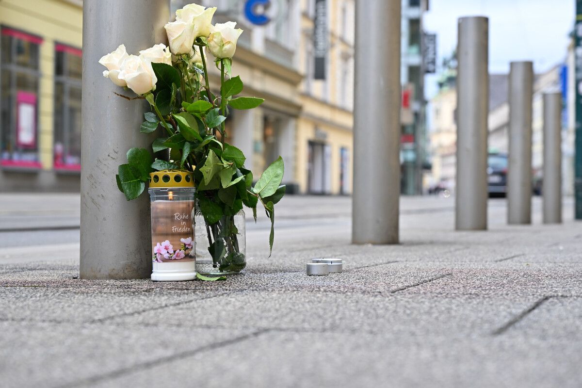 Blumen und eine Kerze wurden am Tatort niedergelegt.⇒AFP