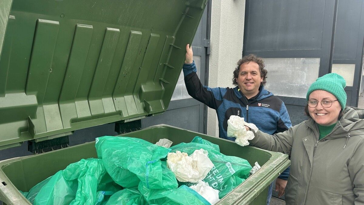 Bürgermeister Andreas Dobler und Corinna Amann vom Umweltausschuss waren mit der Flurreinigung sehr zufrieden.⇒mon