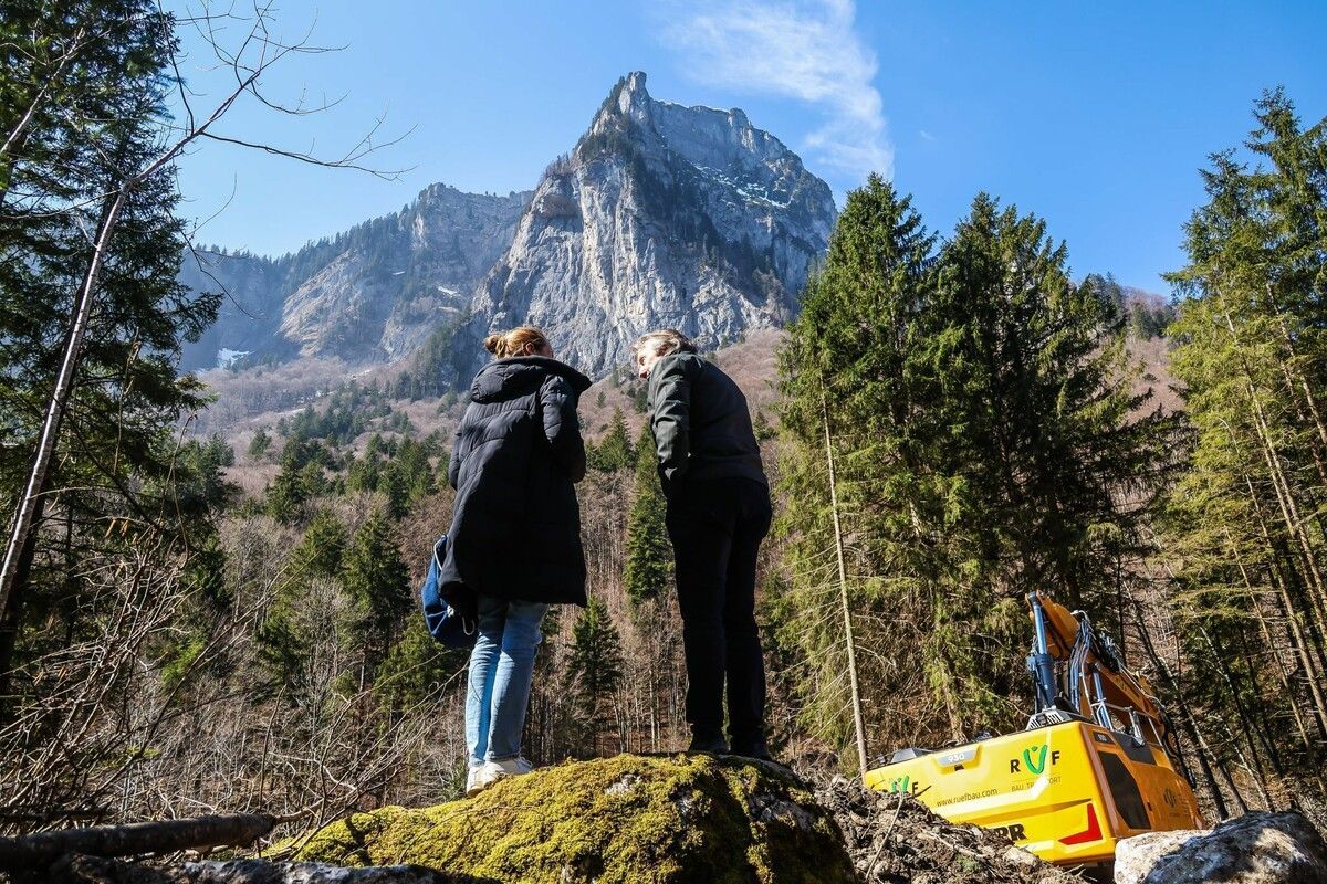 Bürgermeister Johann Fessler beim Lokalaugenschein. Im Hintergrund die Kanisfluh. ⇒VN/Steurer