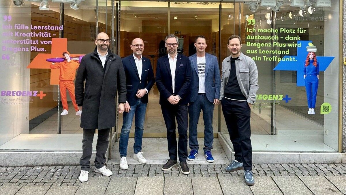 Bürgermeister Michael Ritsch (2. v. l.), Wirtschaftsstadtrat Robert Vögel (Mitte) und die Vertreter des Stadtmarketings sagen dem Leerstand den Kampf an. ⇒Stadtmarketing