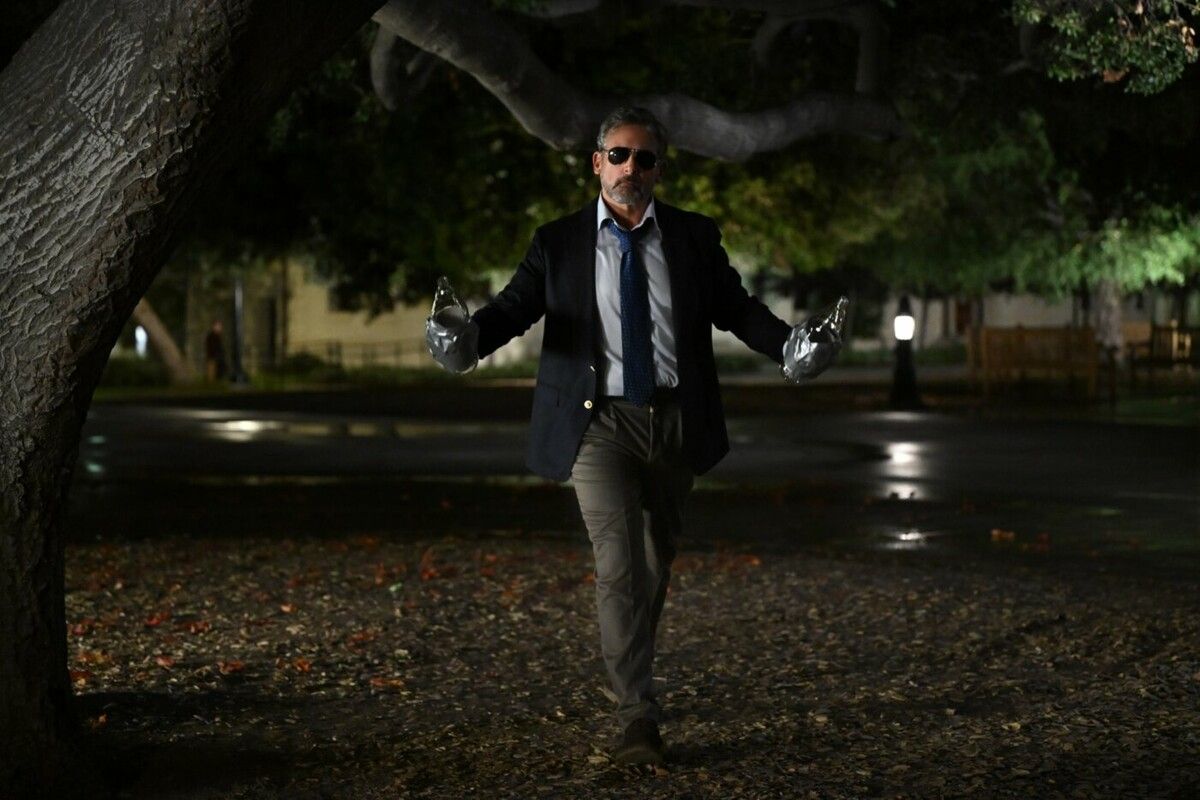 Carell bekommt in der zehnteiligen Serie viel Raum, sein komödiantisches Talent auszuleben. ⇒HBO Max