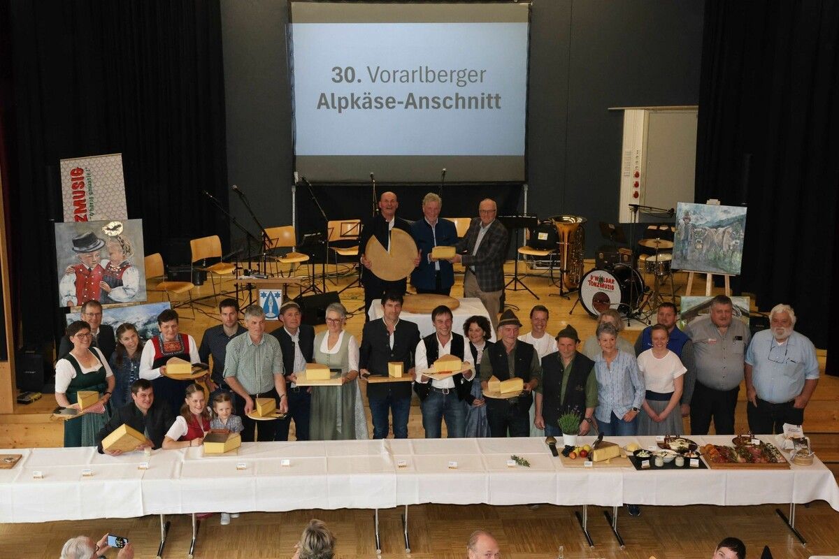 Caspar Greber, Erich Schwärzler und Reinhard Haller mit Vorarlberger und Schweizer Älplerinnen und Älplern.⇒AME