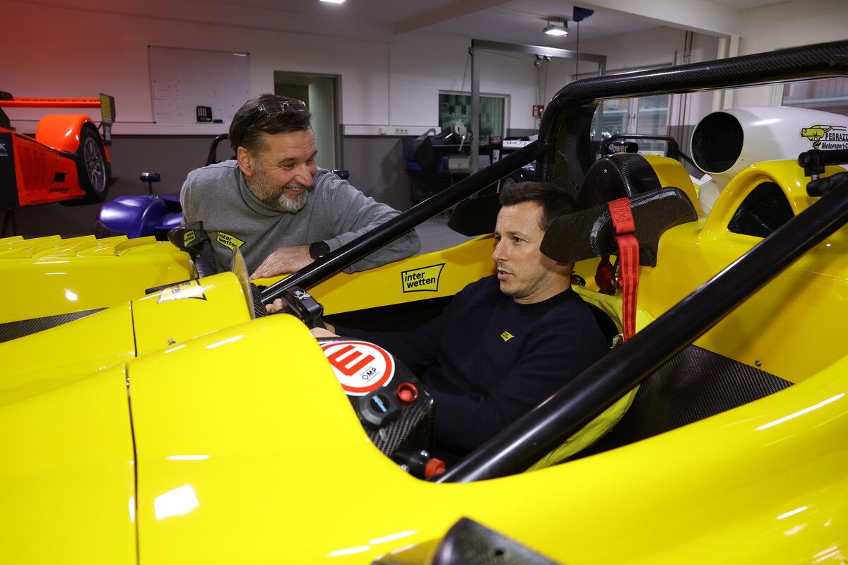 Christian Klien, im Bild mit Rennwagenbauer Emanuel Pedrazza, im Cockpit.⇒Noger