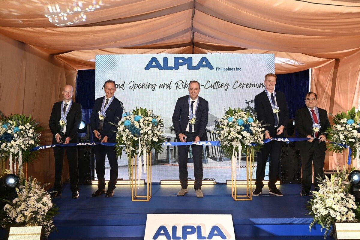 Christian Kotschy (General Manager Alpla Philippines), Johann Brieger (Österreichischer Botschafter), Walter Ritzer (COO Alpla Gruppe), Ronald Tichelaar (Managing Director Alpla APAC) und Francis Ceballos (Senior Vice President Filinvest Land, Inc.).⇒Alpla