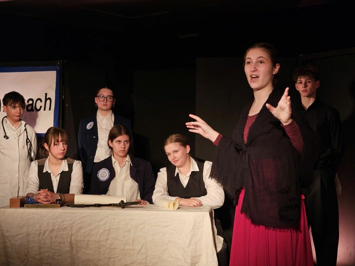 Christine Heidegger (Samira Feurstein) führte als eine der Rädelsführerinnen den Aufstand der Frauen. ⇒me (3)