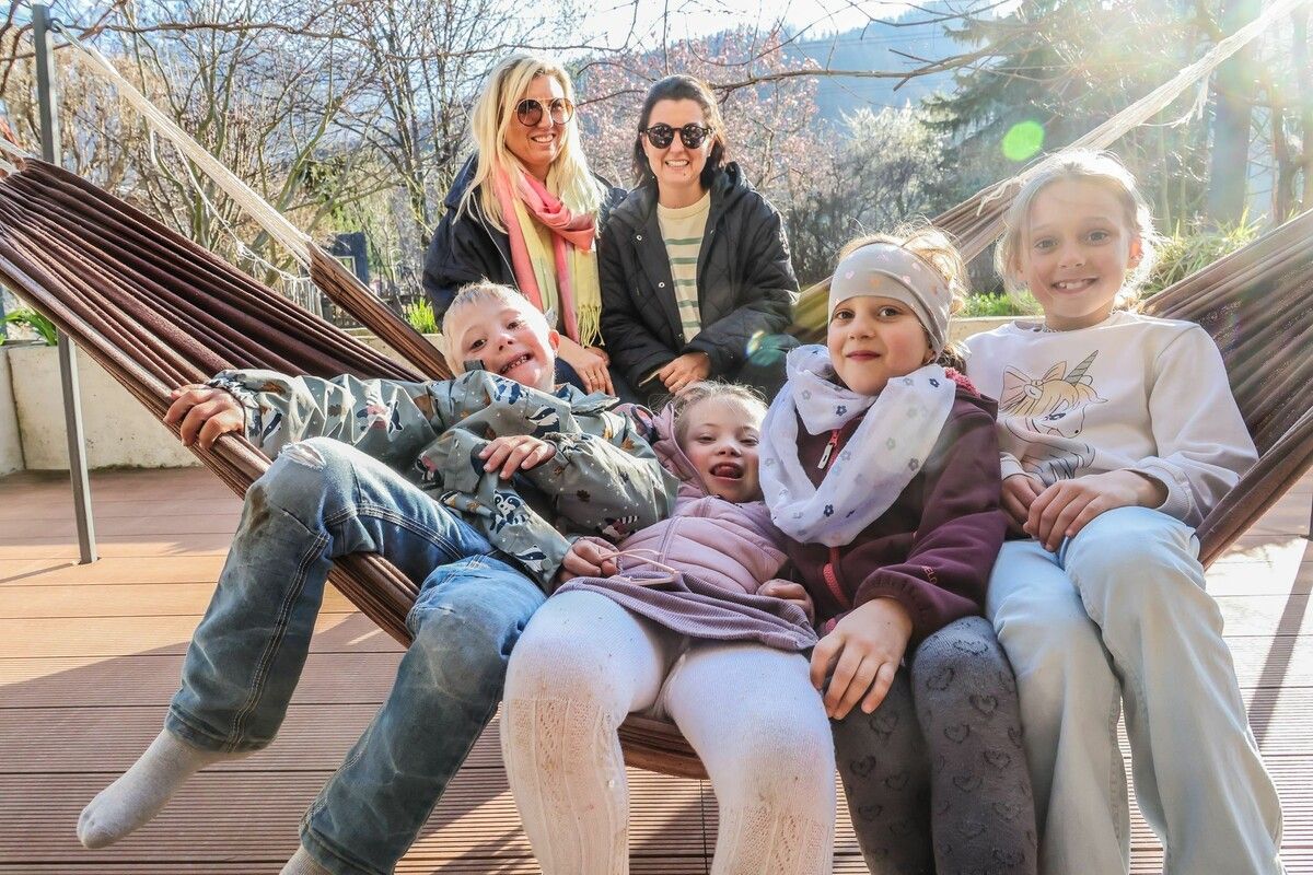 Claudia Zimmermann-Doniscez (l.) und Corina Tschann mit Moritz, Anna, Emma und Ella (v.l.): Das Handicap von zwei ihrer Kinder ist für die Mütter kein besonderes Thema mehr.⇒ VN/Steurer