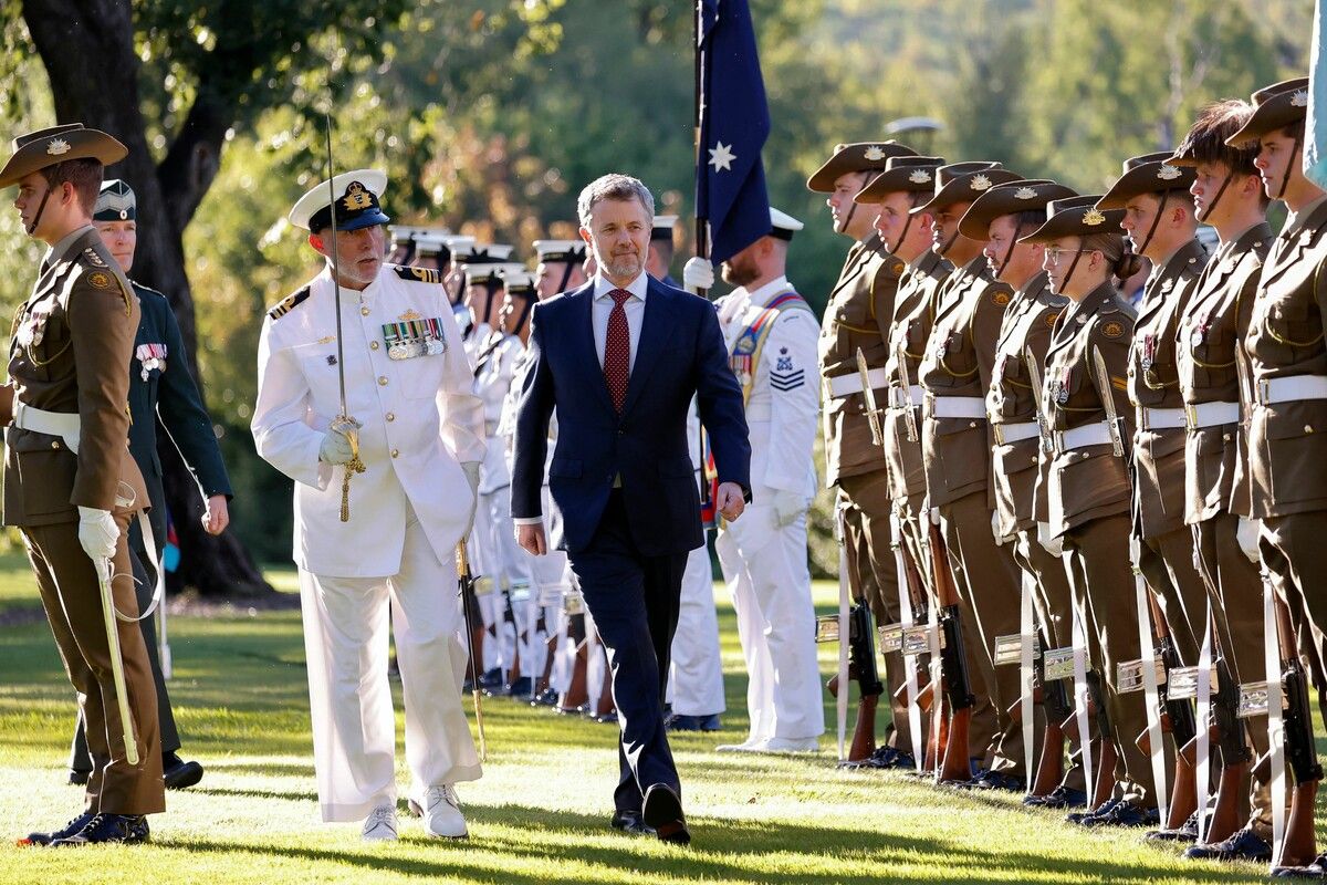 Dänemarks König Frederik X inspiziert die Ehrengarde beim offiziellen Empfang im Government House in Canberra während seines fünftägigen Staatsbesuchs in Australien. AFP (5)