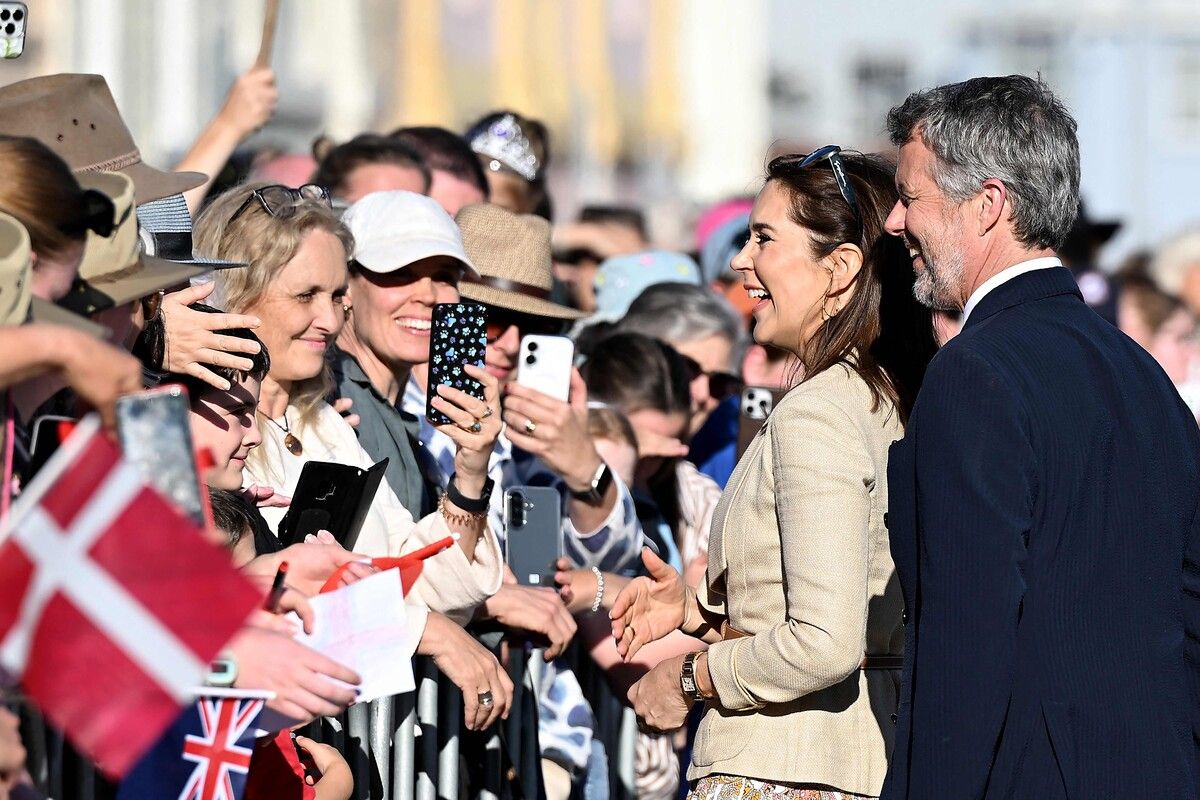 Dänemarks König Frederik X. und Königin Mary werden in Hobart von Schaulustigen überschwenglich begrüßt. AFP (5)