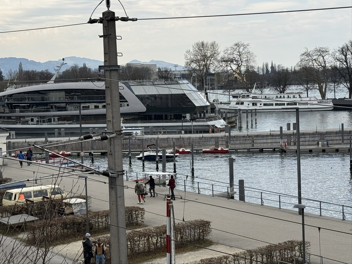 Das Boot links im Bild wurde gefilmt, wie es schnell auf den See hinaus fuhr.⇒zVg