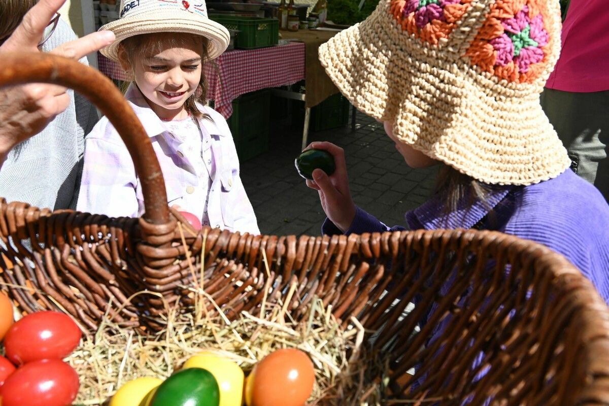 Das Eierpecken ist ein fixer Bestandteil beim österlichen Kreaktivmarkt in Bludenz. ⇒Stadtmarketing Bludenz