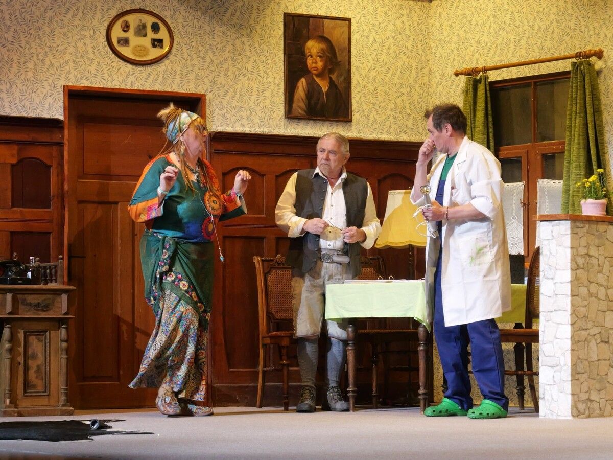 Das Ensemble der Fraschtner Bühne sorgt im Adalbert-Welte-Saal für beste Unterhaltung.⇒he (2)