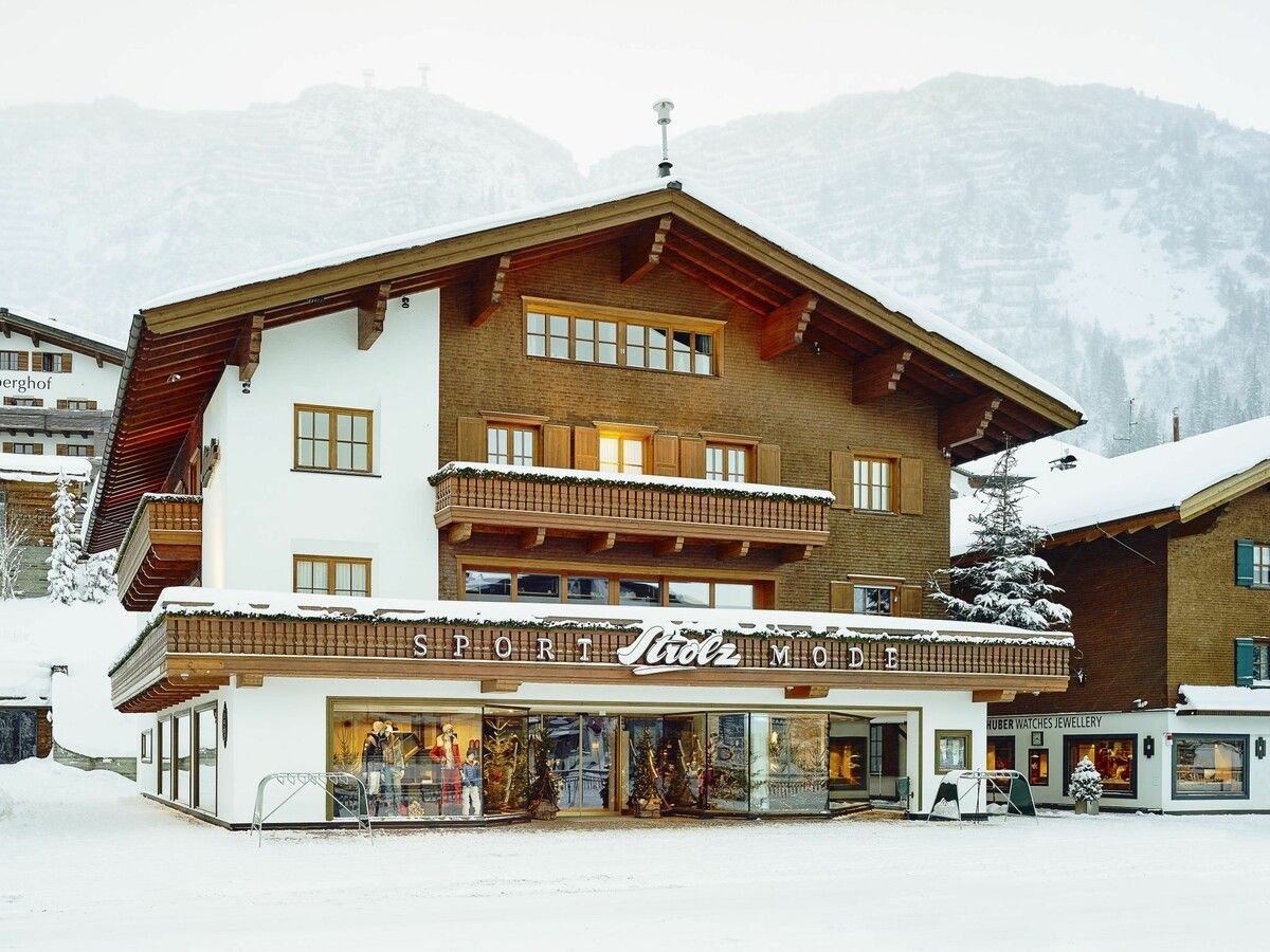 Das Haupthaus des bekannten Sport- und Modehauses Strolz in Lech.⇒Strolz