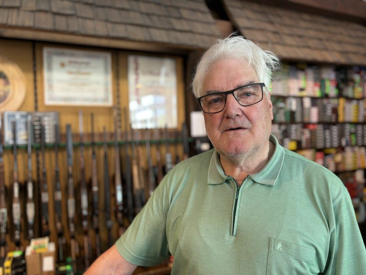 „Das ist schon ein Punkt, dass sich die Leute nicht sicher fühlen und zu mir kommen und fragen, was sie tun können“, berichtet der Büchsenmacher Wilfried Beer. ⇒VN/rau