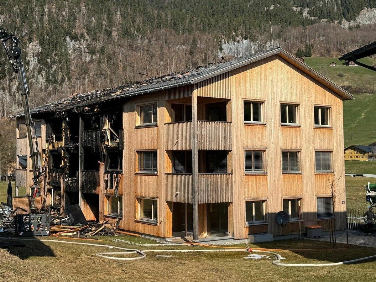 Das Mehrparteienhaus in Holzbauweise ist derzeit nicht bewohnbar. ⇒VOL