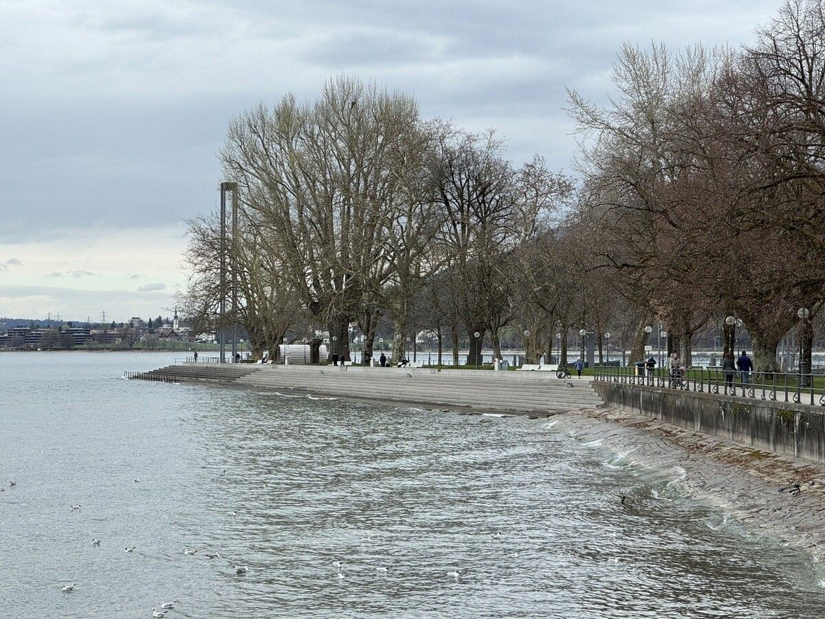 Das Molo ist besonders bei angenehmen Temperaturen ein beliebter Ort zum Verweilen.⇒VOL/Strobel