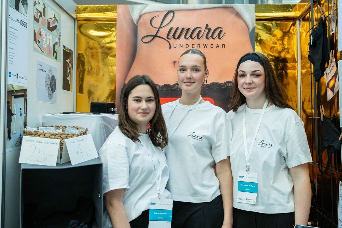 Das Team der Junior Company „Lunara“ jubelt über den ersten Platz beim Vienna Marketplace 2026.⇒HTL (3)