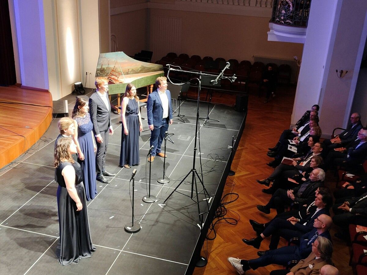 Das Vokalensemble „Sonance“ vom Mozarteum Salzburg überraschte mit Vorarlberger Liedgut.⇒Henning Heilmann