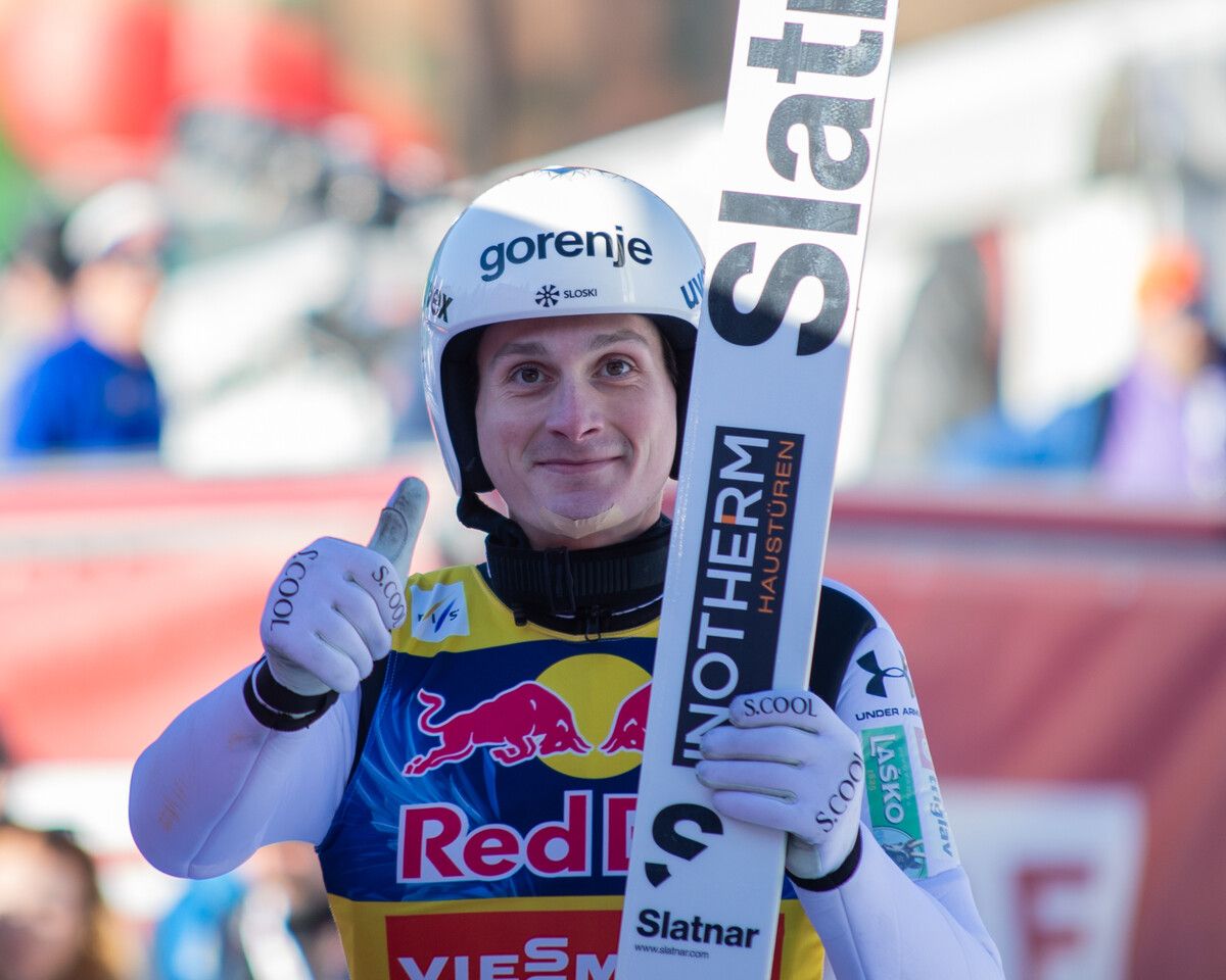 Daumen hoch vom Dominator: Domen Prevc sprengte am Kulm alle Rekorde und sprang auf unglaubliche 245,5 Meter .⇒apa