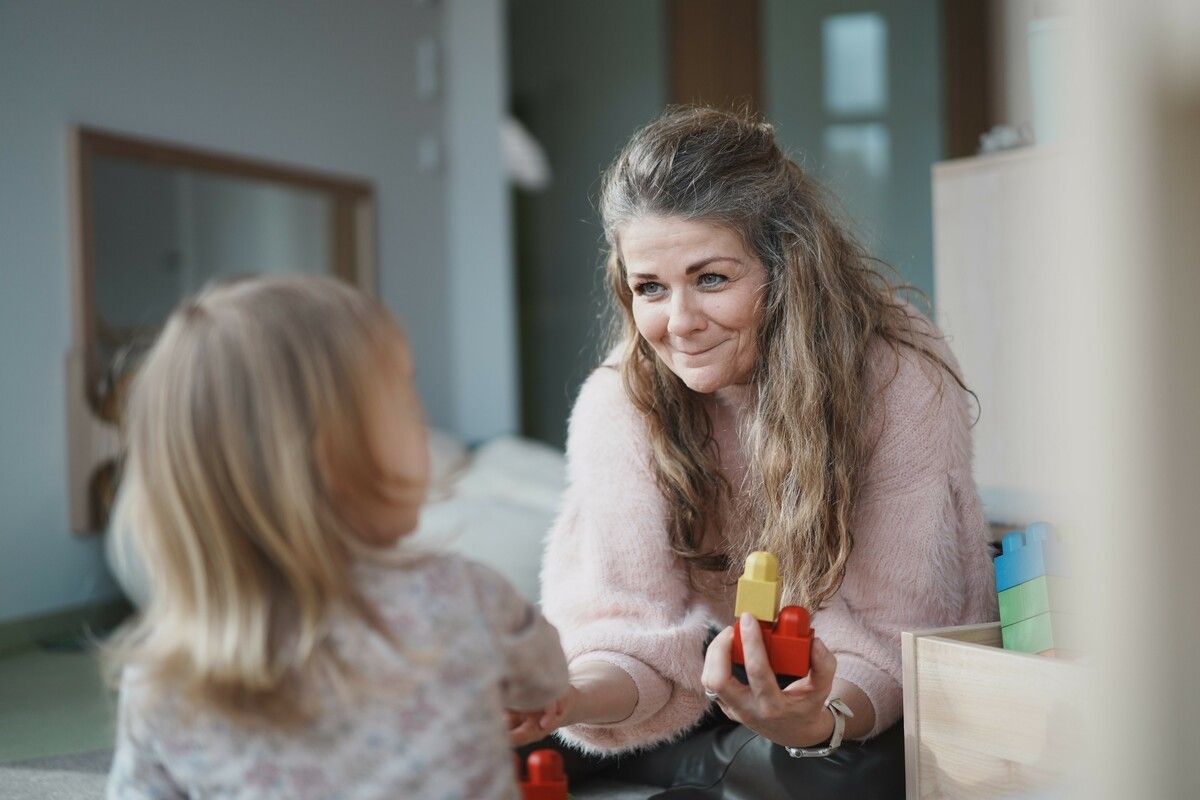 Denka Mujkanovic-Subasic erlebt in ihrer Arbeit viele schöne Momente. Der Alltag im Familienhaus St. Michael ist immer voller Leben. ⇒Caritas Vorarlberg/Philipp Mück
