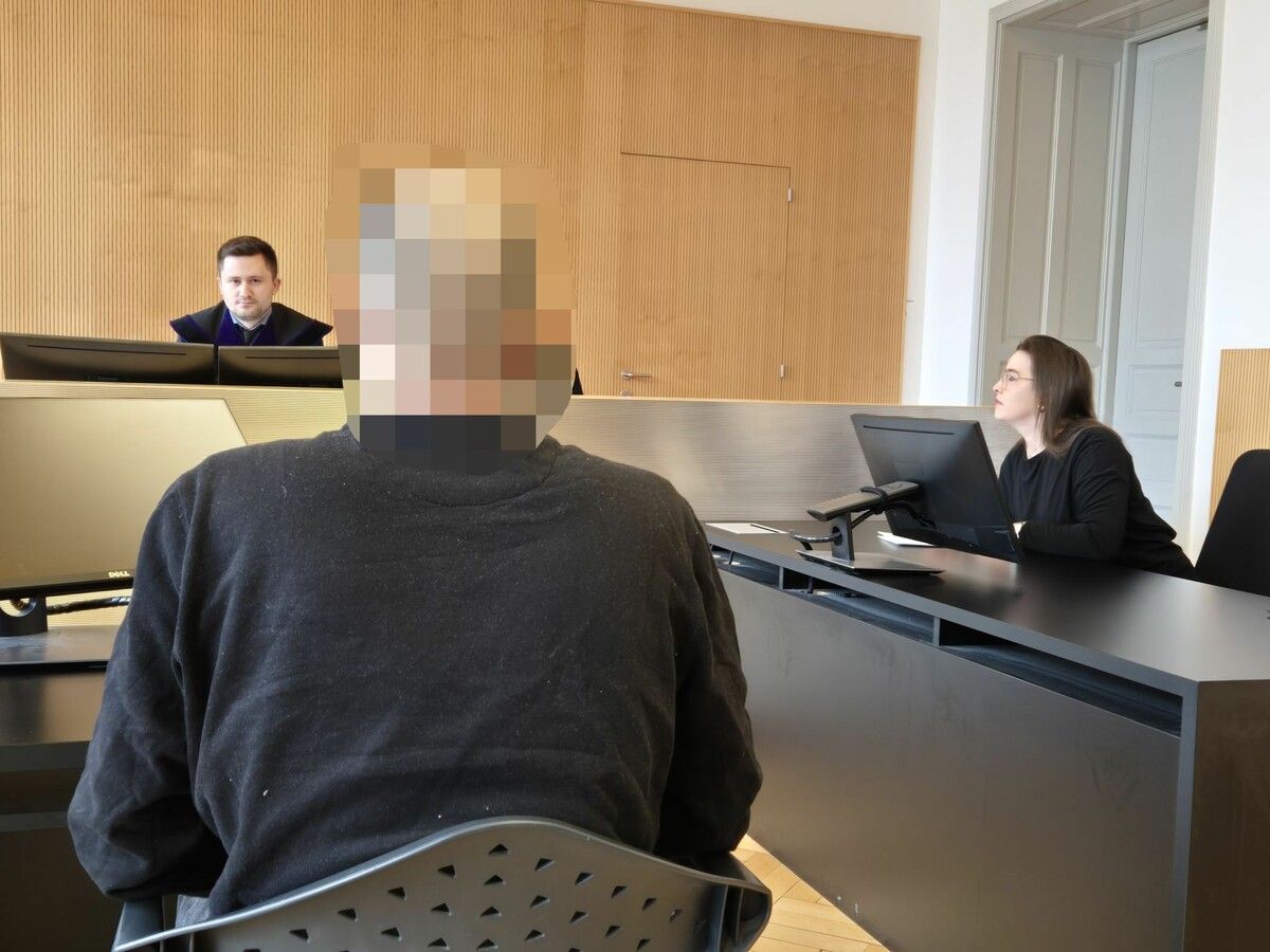 Der 31-jährige Angeklagte vor Richter Alexander Wehinger und seiner Verteidigerin Anna Katharina Wirth.⇒eckert