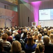 Hormonexpertin las vor Hunderten Besuchern