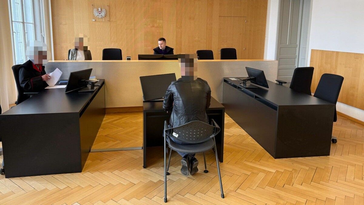 Der Angeklagte, der bereits zwei Vorstrafen vorweist, steht erneut vor Gericht. ⇒VN/SKÖ