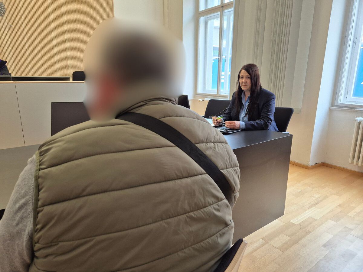 Der Angeklagte mit der Rumänisch-Übersetzerin Eva Nagy. ⇒Christiane Eckert